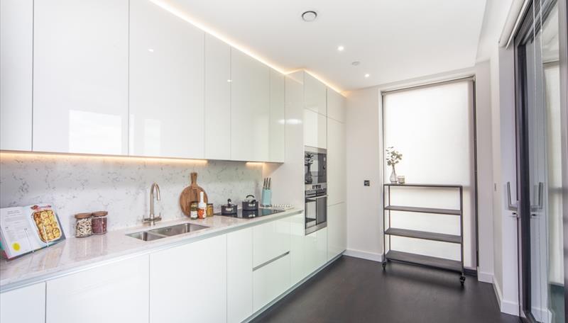 2 bed property in Charles Clowes Walk, London